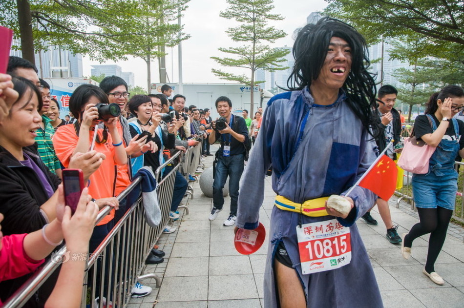 深圳国际马拉松赛开跑选手奇装异服博眼球
