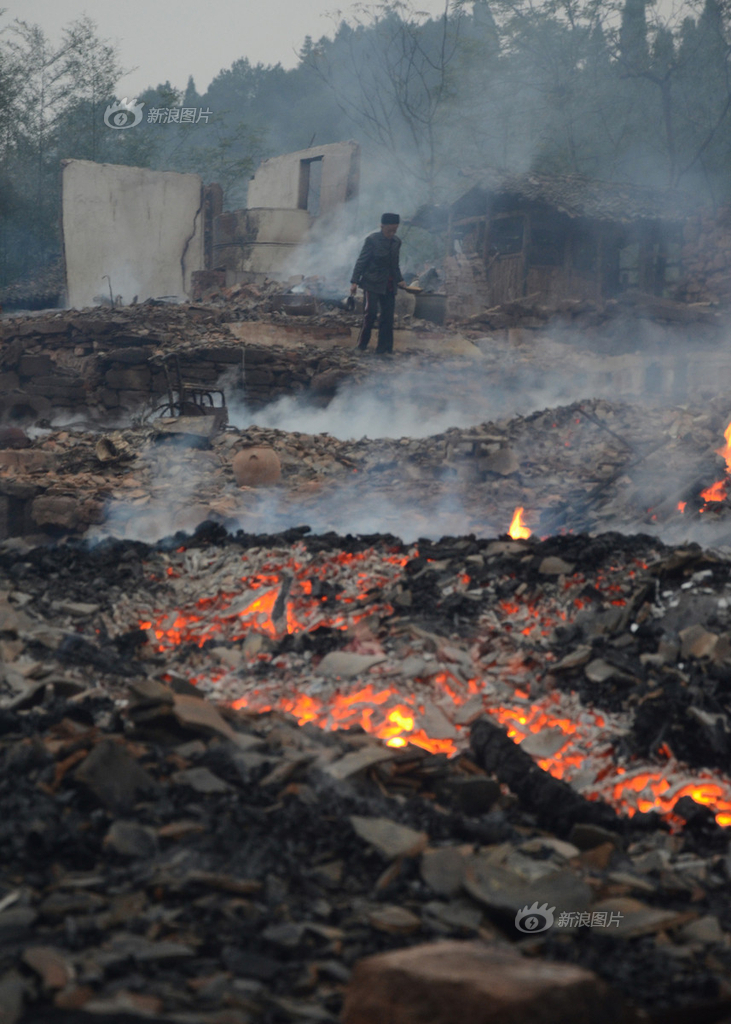 村民为8旬老母烧火取暖 致20栋房屋被焚