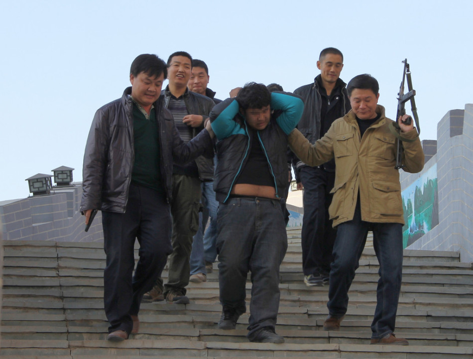 河北悍匪持枪绑人警方经枪战将其生擒