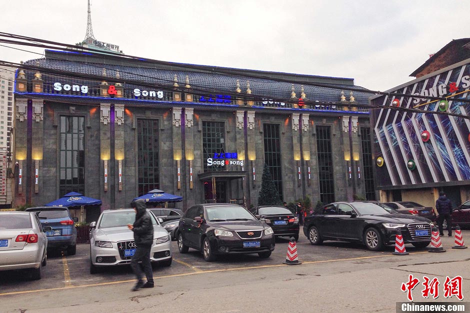 广西南宁一家酒吧遭持枪寻衅滋事_高清图集_新浪网