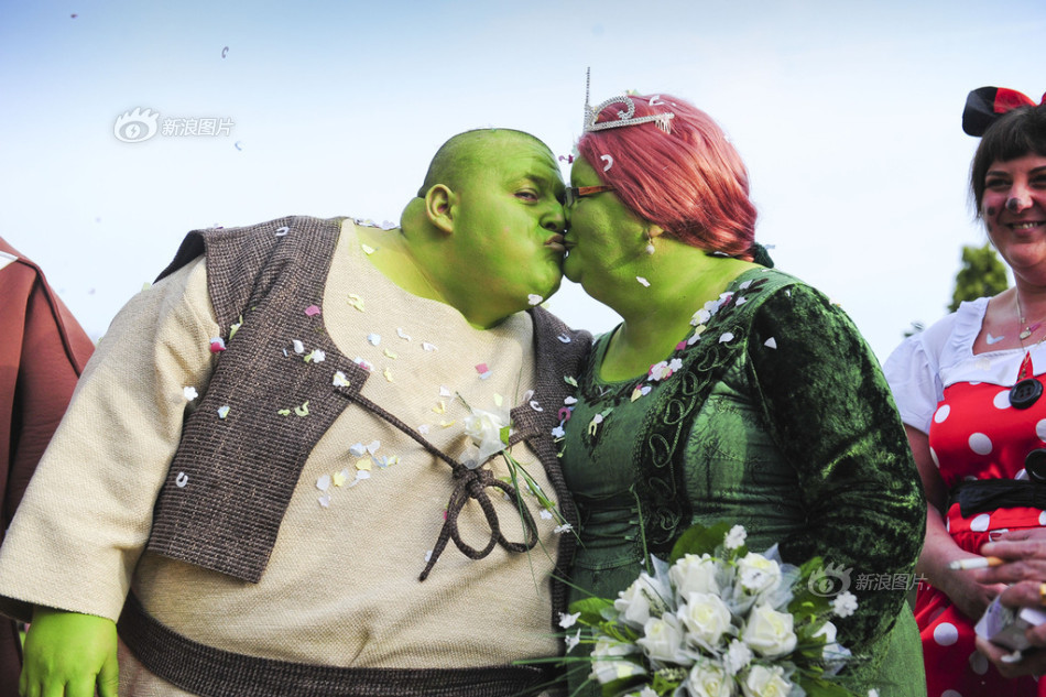 24 11:19:09 1 / 5 2013年12月23日,一对新婚夫妇决定办一场另类的