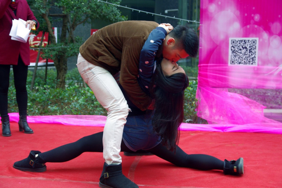 武汉圣诞举行情侣接吻大赛