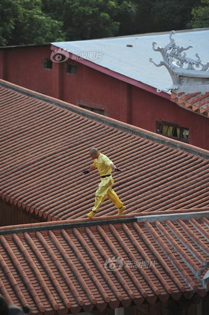 福建泉州少林寺武僧飞檐走壁练绝活