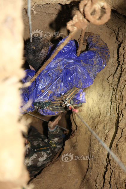 自投罗网的盗墓贼马上被巡422_633竖版 竖屏