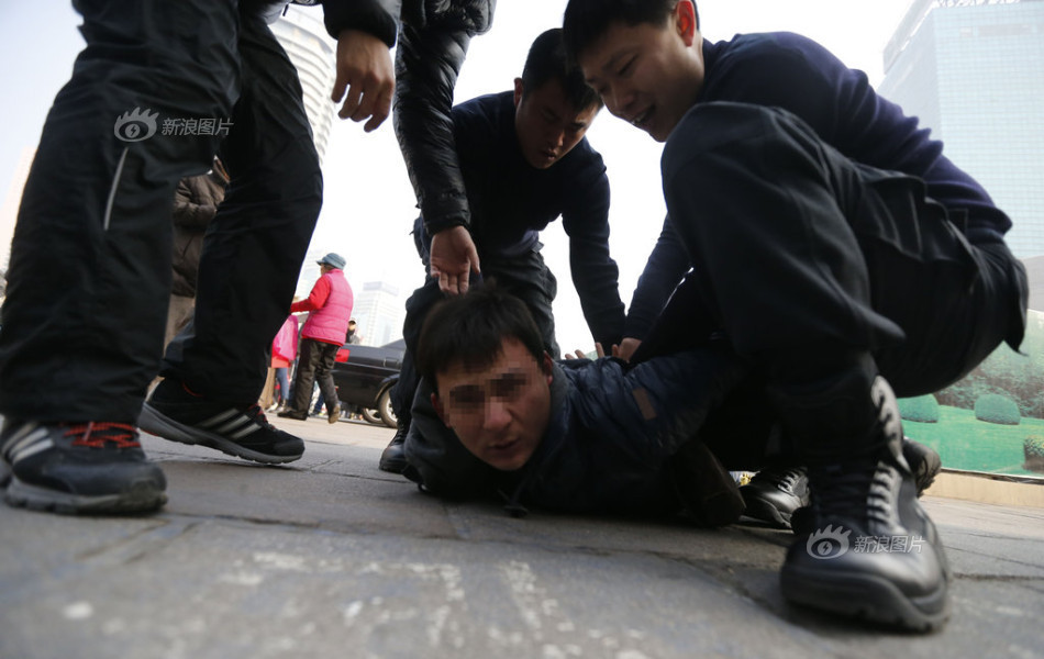 实拍青岛火车站便衣警察抓捕嫌犯_高清图集_新浪网