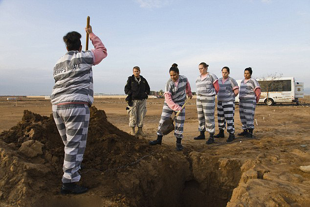 实拍美国女囚监狱生活 戴脚链劳动当消遣