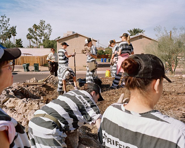 实拍美国女囚监狱生活 戴脚链劳动当消遣