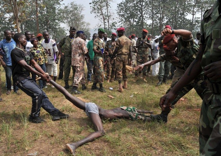 中非士兵私刑处死前叛军成员