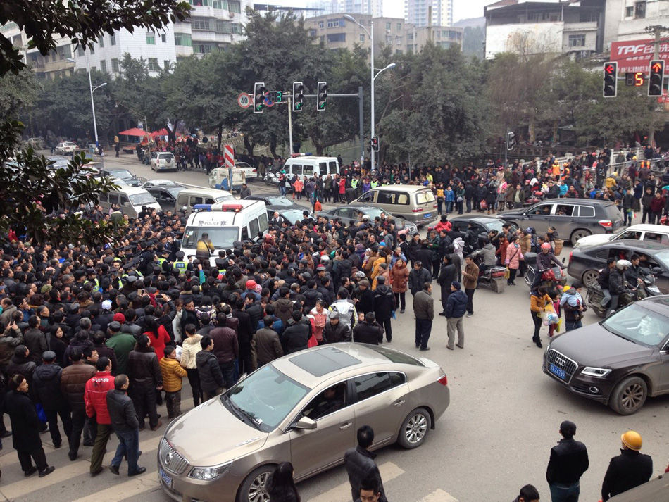 城管抢卖菜老人秤杆扔河里引发人群围观