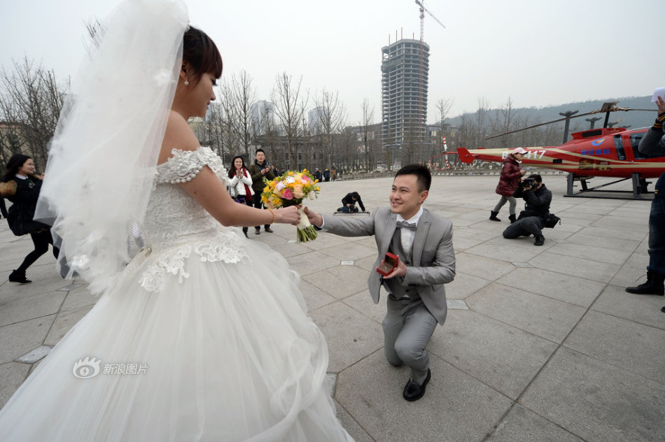 重庆80后小伙乘直升机求婚