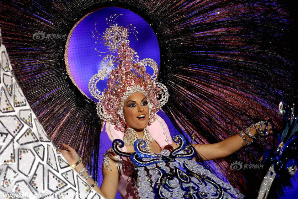 狂欢节女王选拔举行 炫彩礼服极尽奢华