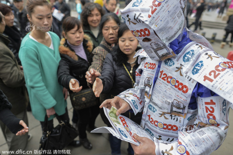 武汉一男子贴1元现金发传单遭哄抢