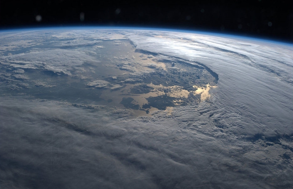 支持   键翻阅图片 列表查看 大图 全屏观看 1 / 11 地球370公里以外