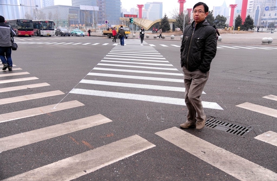 "x"形斑马线亮相沈阳 方便行人通行