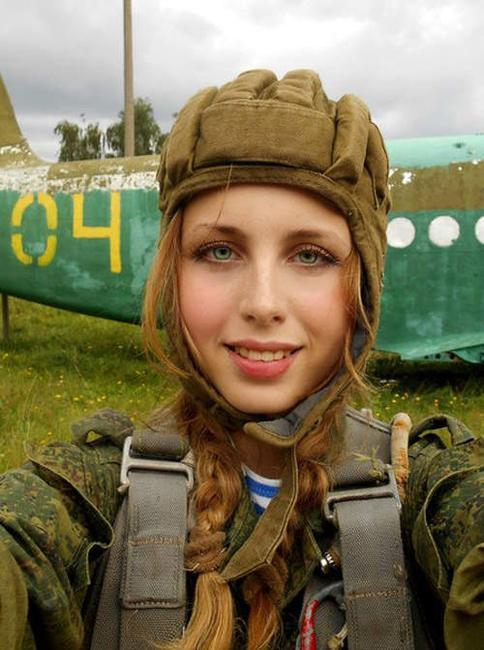 俄罗斯24岁美女空降兵网络爆红 | 氧分子网