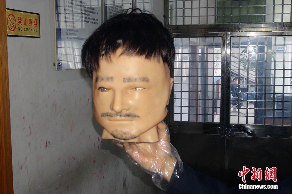 男子戴人皮面具持刀吓唬前妻 被警方拘留