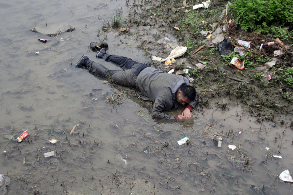 重庆男子跳河自杀因水太浅摔伤腰