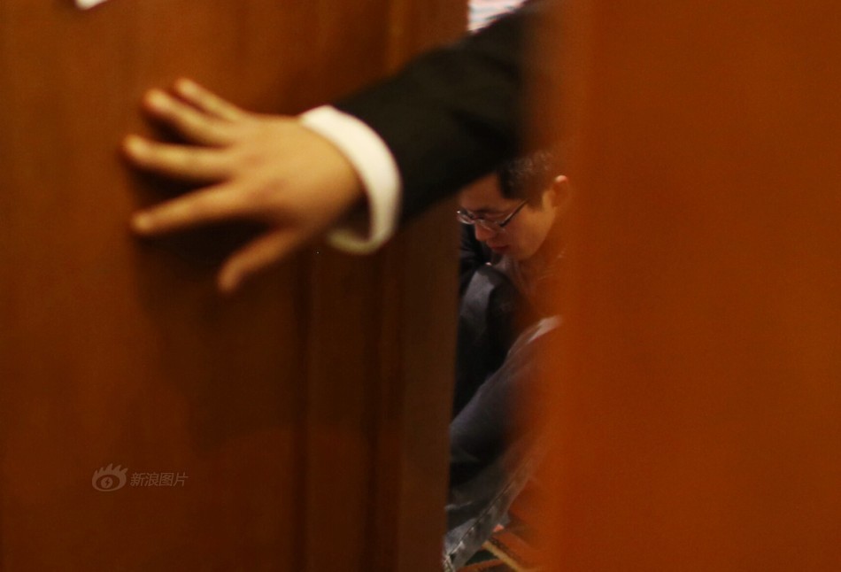 一名工作人员用手推门.