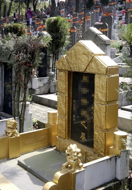 武汉一陵园现"土豪金"墓碑_高清图集_新浪网