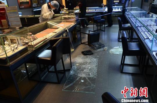 男子趁雨夜持枪抢劫金店