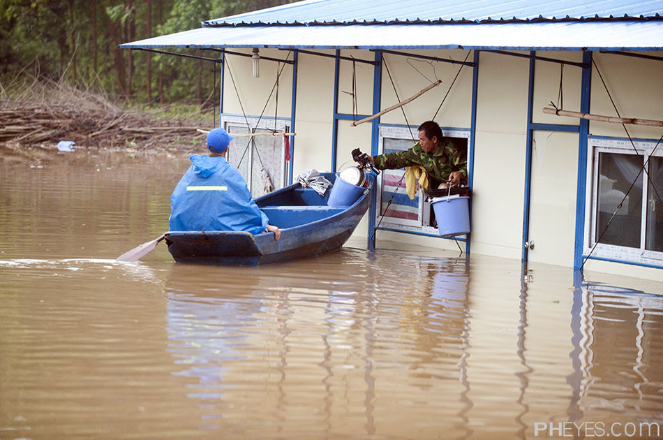 广东遭遇暴雨积水超1米(多图)