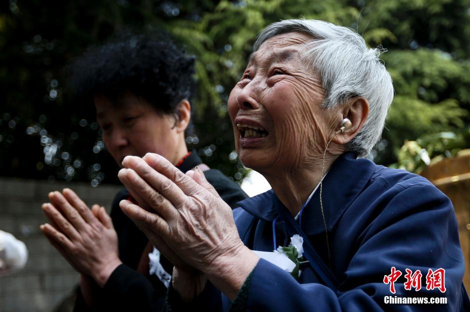 南京大屠杀死难者遗属清明泪洒"哭墙"