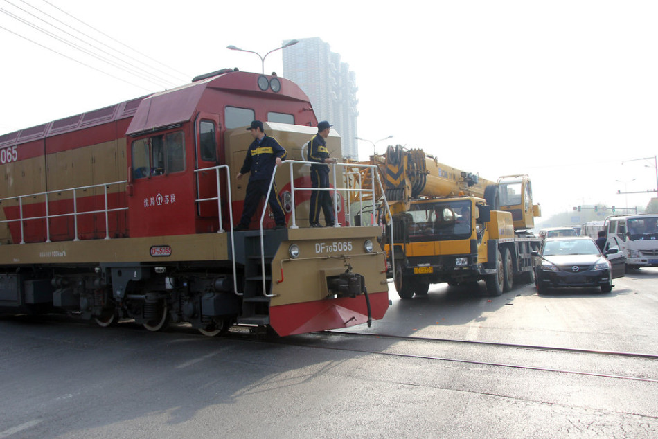 沈阳一吊车火车与"顶牛"幸无人受伤