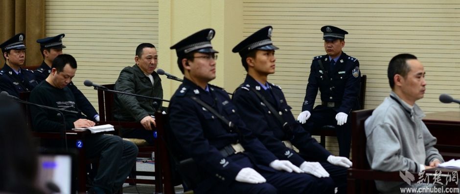 刘汉出庭受审情绪失控