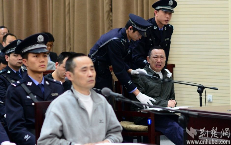 刘汉出庭受审情绪失控