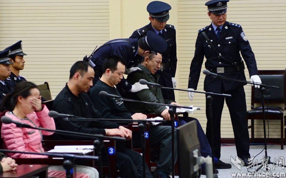 刘汉出庭受审情绪失控