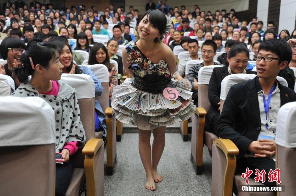 山西大学生办环保服装秀 废品变"时装"