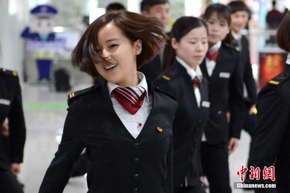 苏州地铁制服美女"快闪"热舞