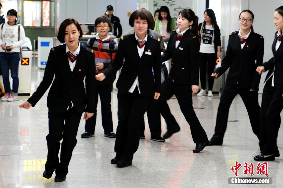 苏州地铁制服美女"快闪"热舞