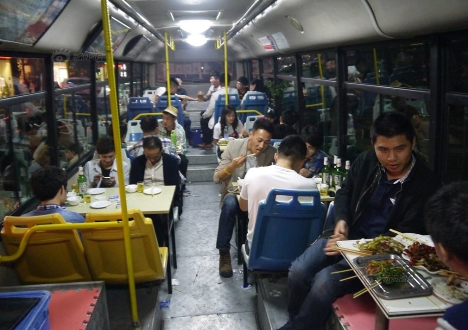 废公交车改成烧烤店