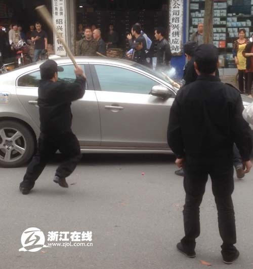 车主开车冲撞协管员遭多名制服男追打