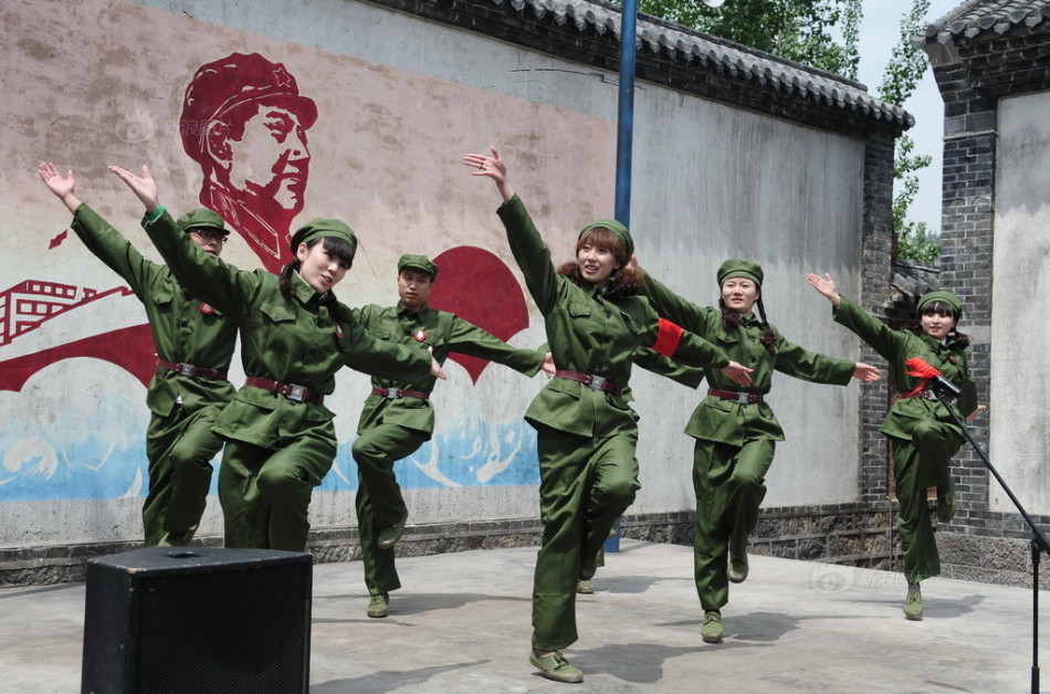 济南景区复原知青村表演忠字舞
