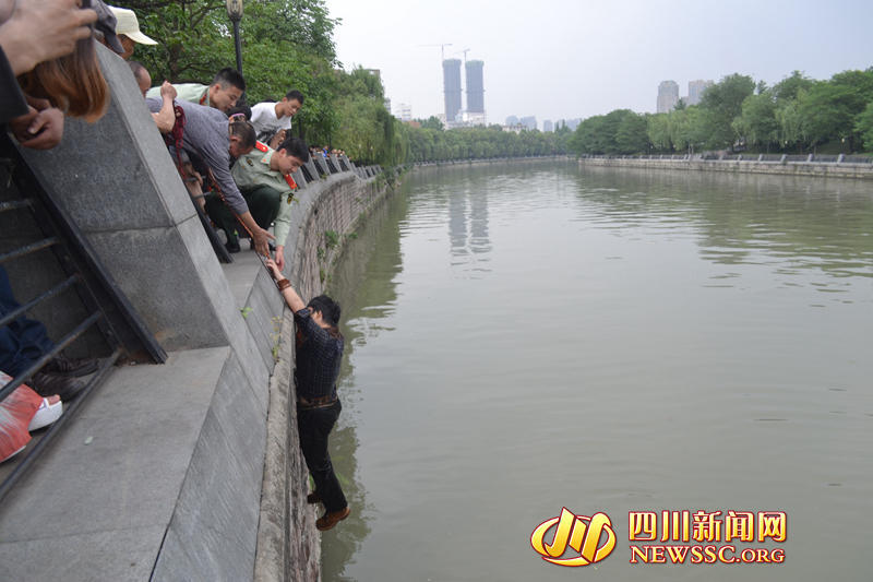 成都男子跳河自杀 中途后悔等救援