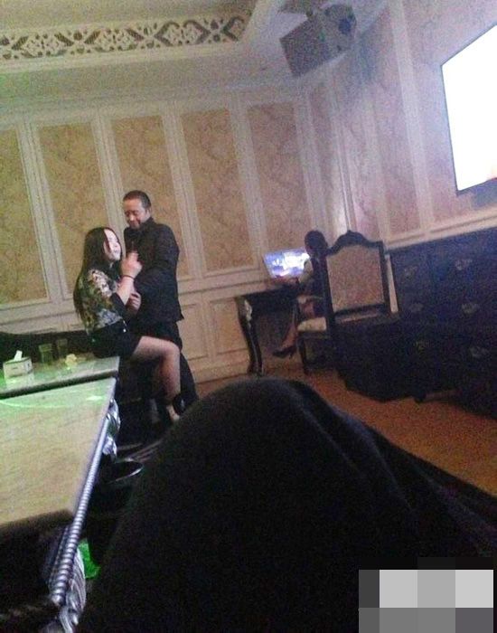 江苏官员被曝歌厅不雅照