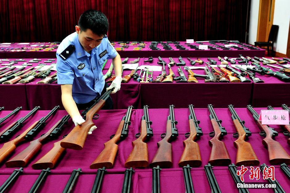 广东警方展示800多支被缴获枪支