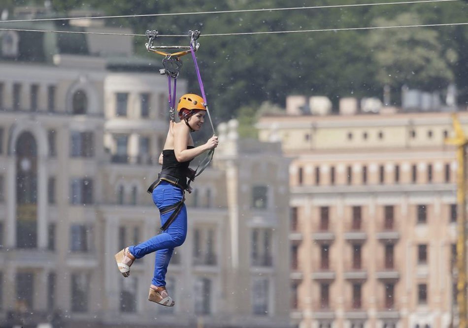 乌克兰夫妇背穿铁钩玩别样滑索创纪录