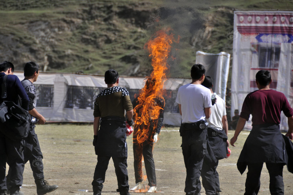 四川甘孜举行反恐演练_新浪图片