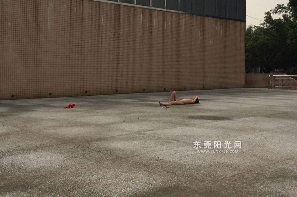 东莞一名女子赤身裸体躺广场