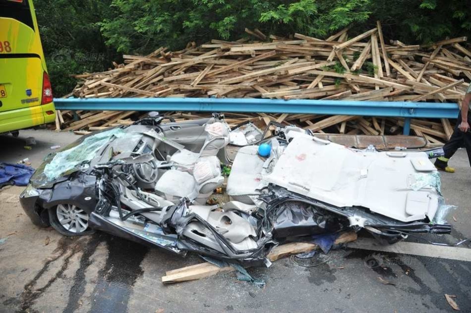 海南一辆轿车被大货车压扁致4死2伤