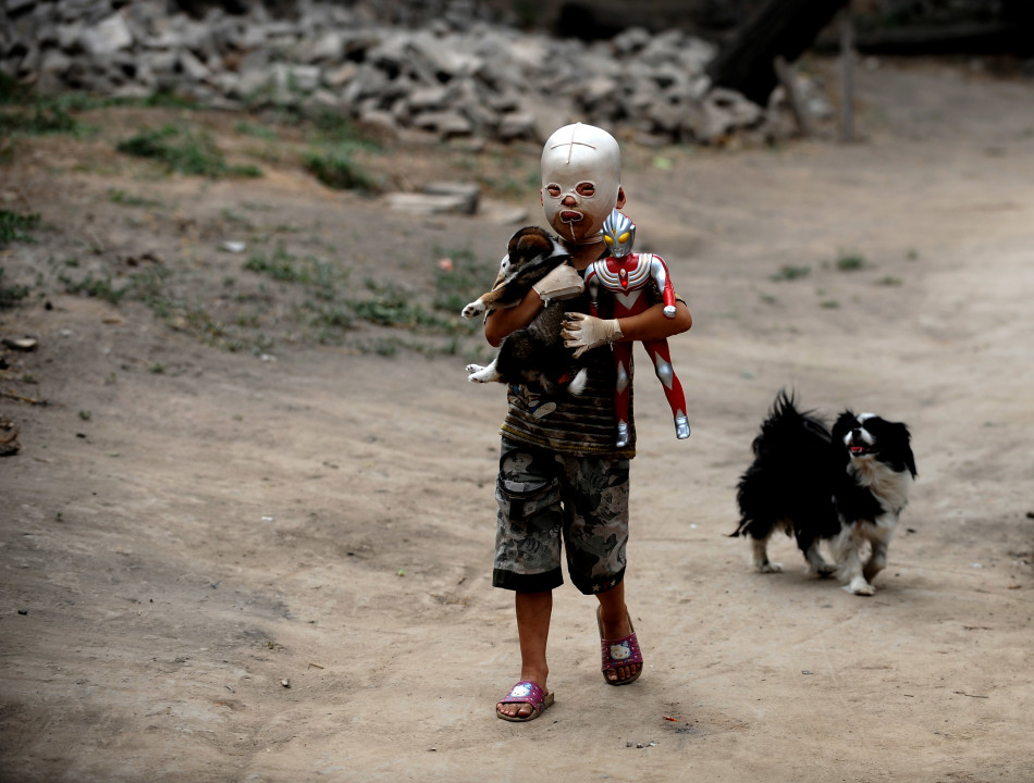山西"面具娃娃"脱下头套