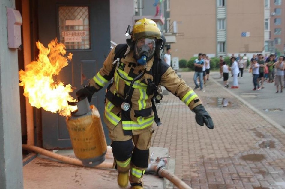 男子点液化气轻生消防员抱火救人