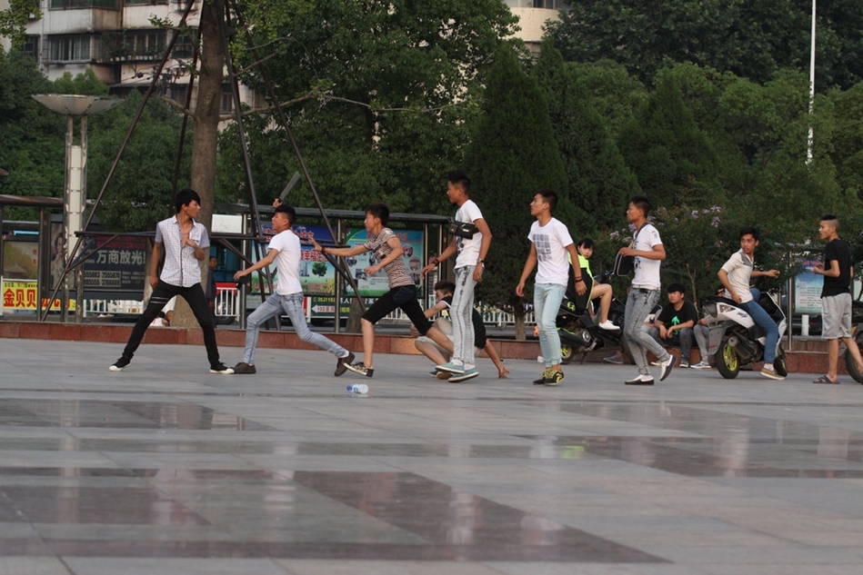 湖北襄阳中学生街头打架 多人围殴一人