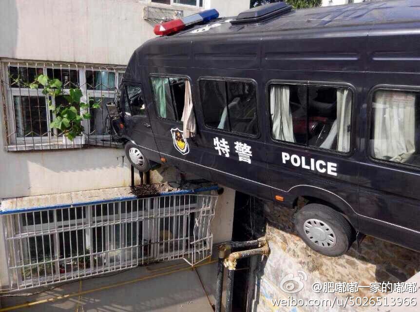 特警车因操作不当失控卡半空