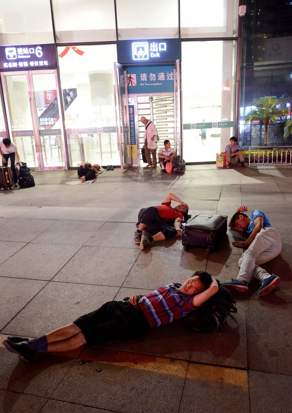 6月30日,山东济南持续高温天气,济南火车站广场现近百露宿者,其中有第