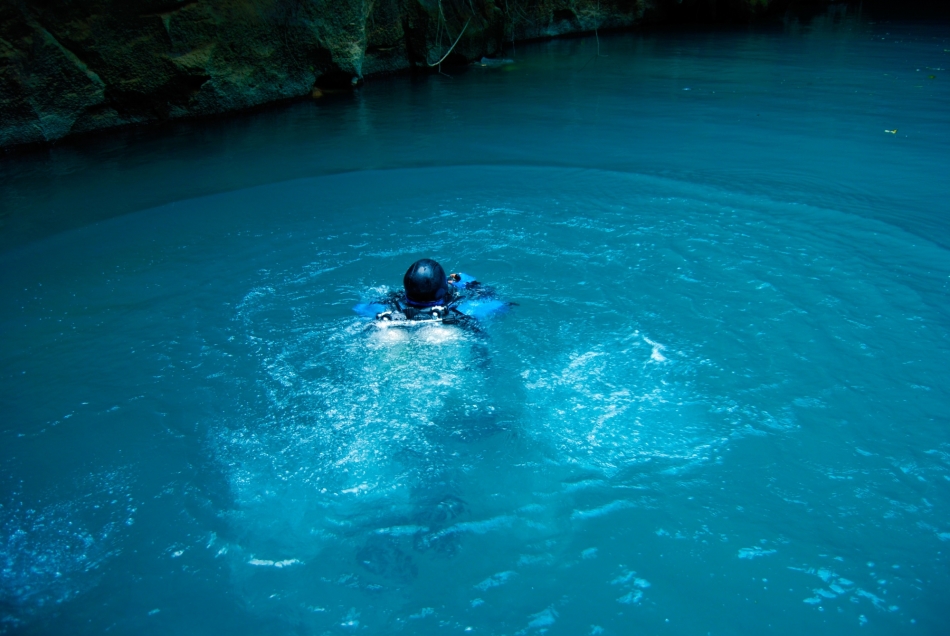潜探三门海地下河