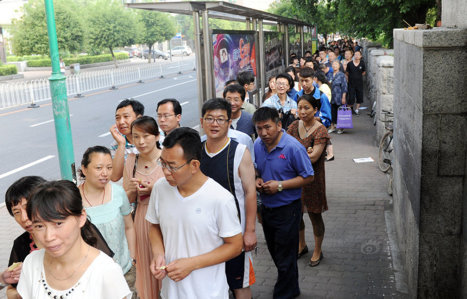 图书馆座位抢手 家长凌晨5点为孩子排队